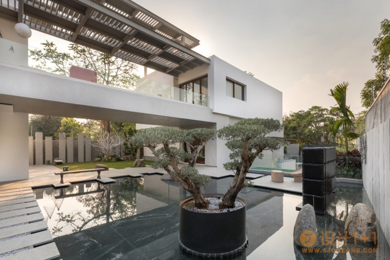 华丽的现代印度别墅与庭院设计