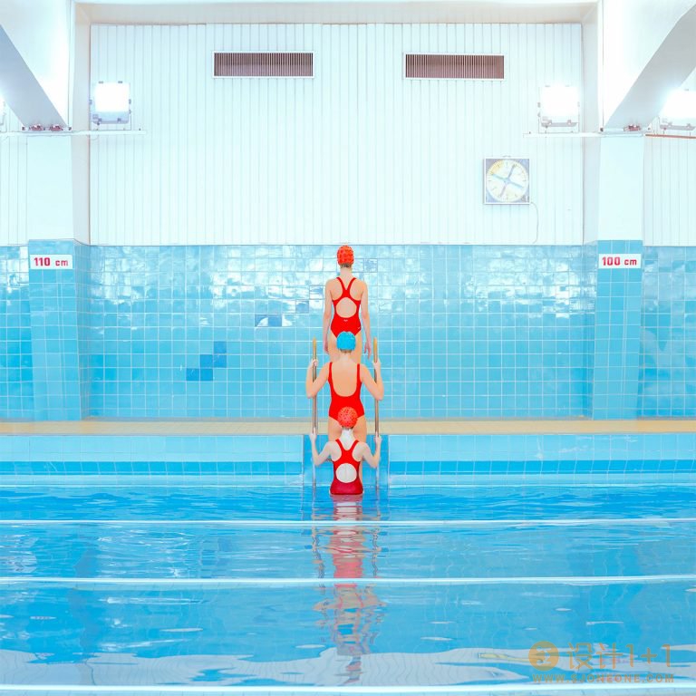 Maria Svarbova泳池系列摄影作品