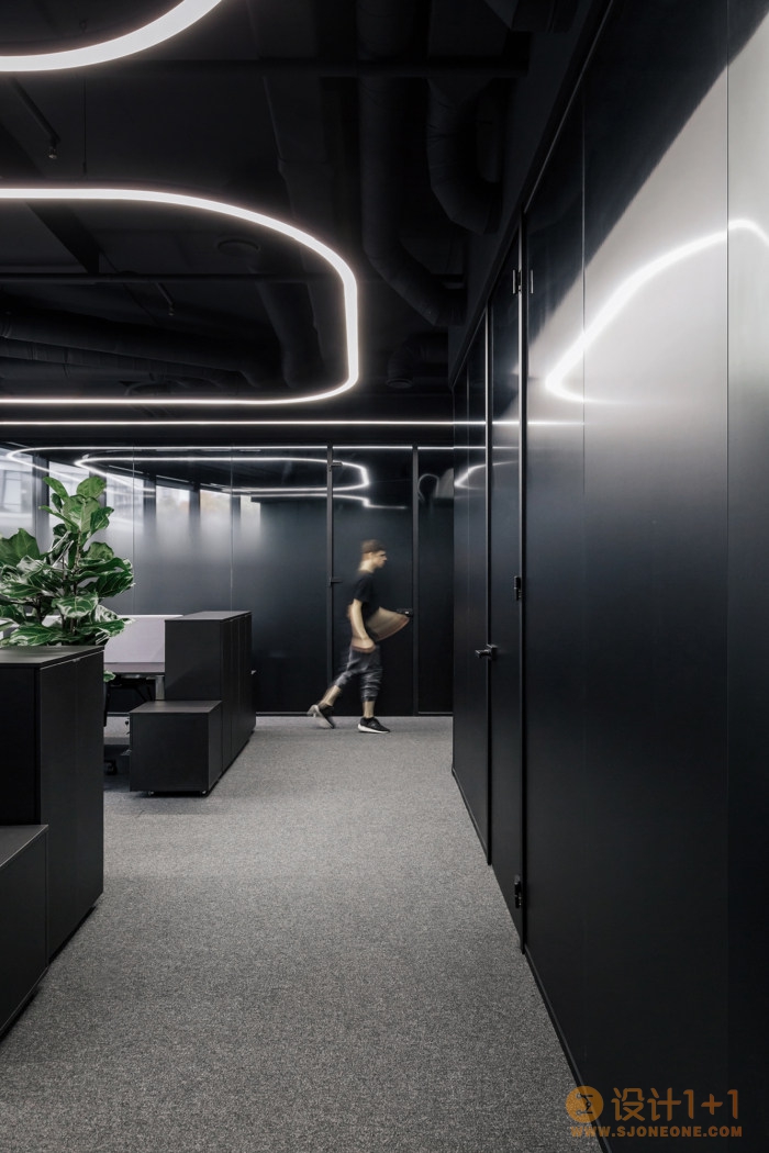 酷黑风格办公室空间设计