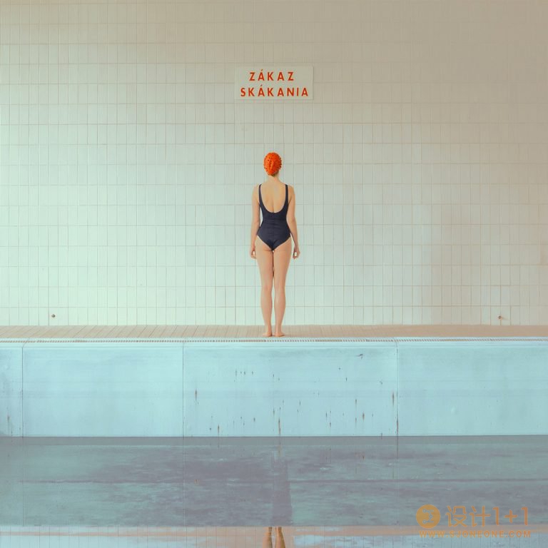 Maria Svarbova泳池系列摄影作品