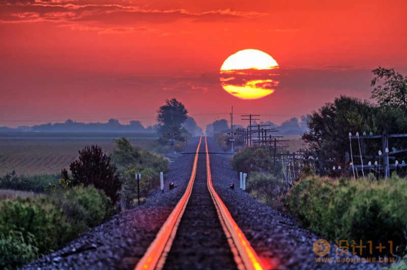 摄影师每年蹲守拍摄被日出染红的铁轨