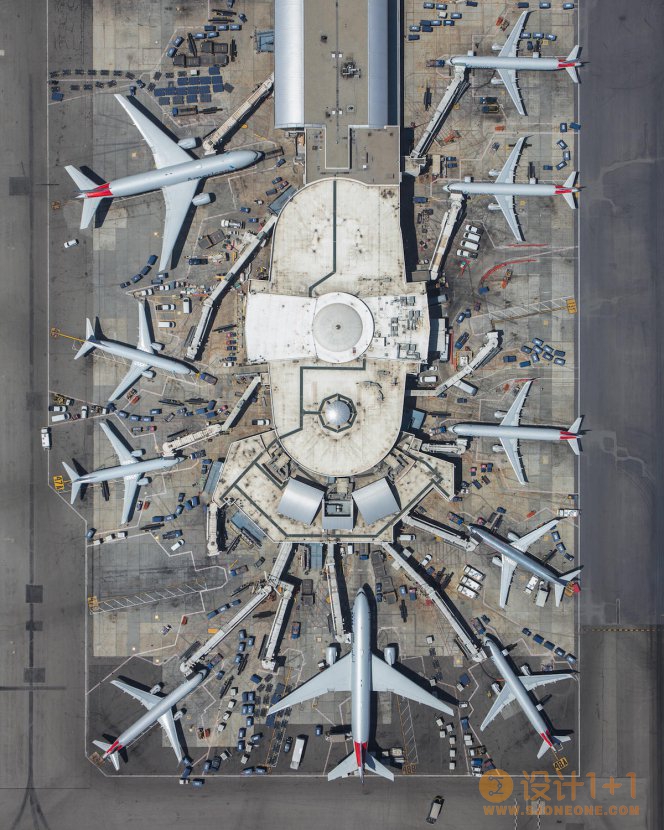 Mike Kelley：俯拍视角展现美国繁忙的机场